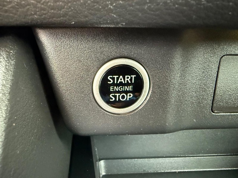 Nissan Rogue Vehicle Image 15