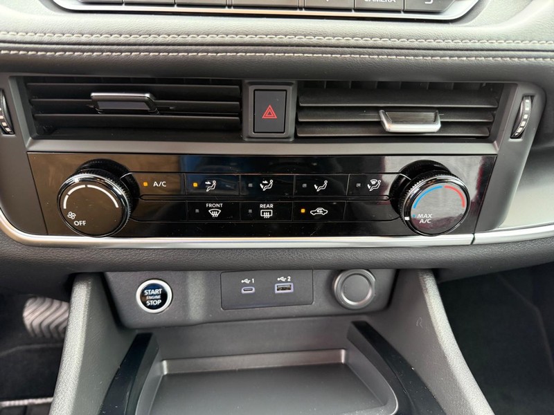 Nissan Rogue Vehicle Image 18