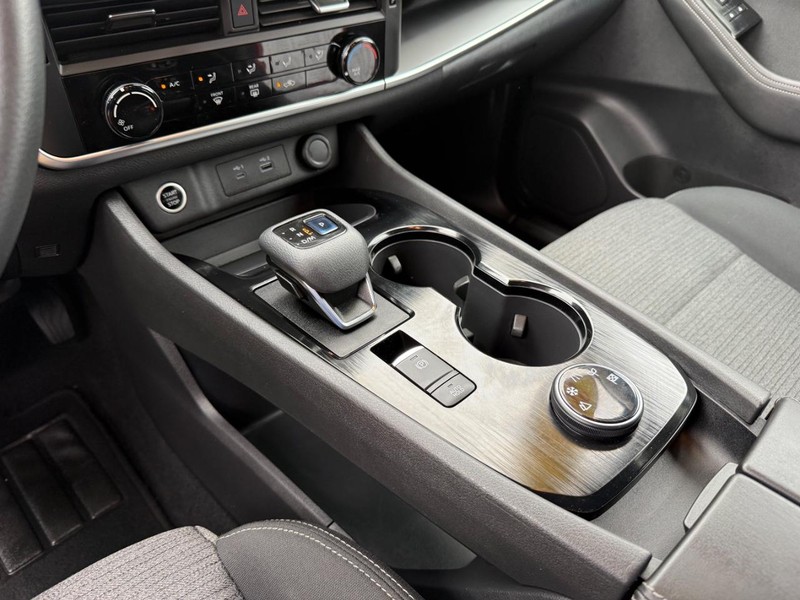 Nissan Rogue Vehicle Image 19