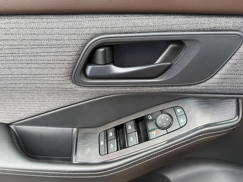 Nissan Rogue Vehicle Image 23