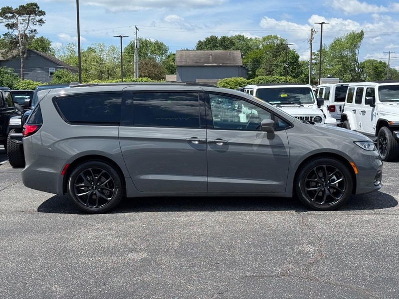 Chrysler Pacifica Vehicle Image 02