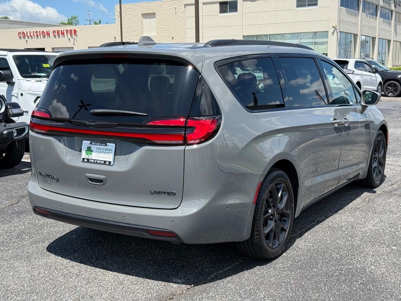 Chrysler Pacifica Vehicle Image 03