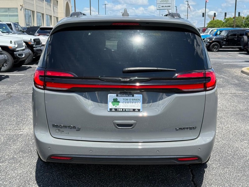 Chrysler Pacifica Vehicle Image 04