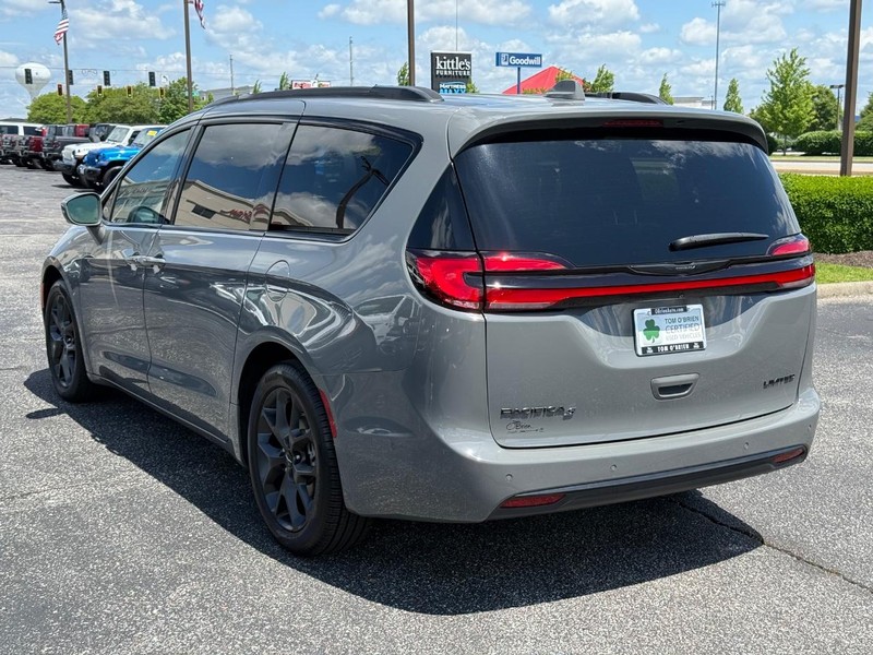 Chrysler Pacifica Vehicle Image 05