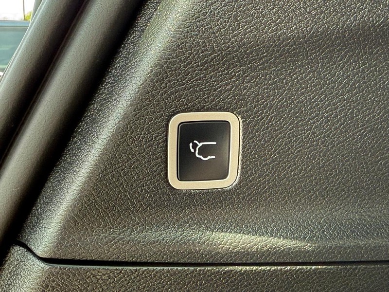Chrysler Pacifica Vehicle Image 08