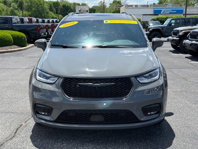 Chrysler Pacifica Vehicle Image 10