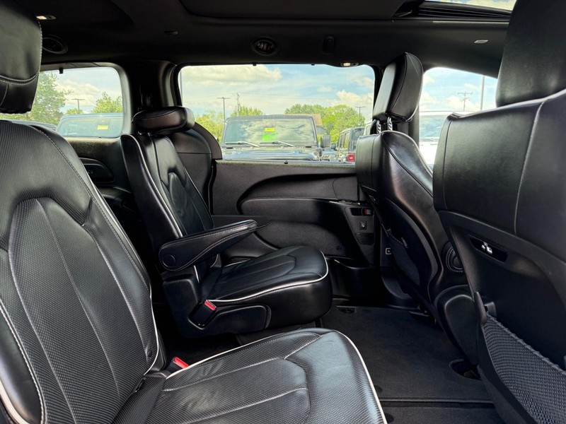 Chrysler Pacifica Vehicle Image 11