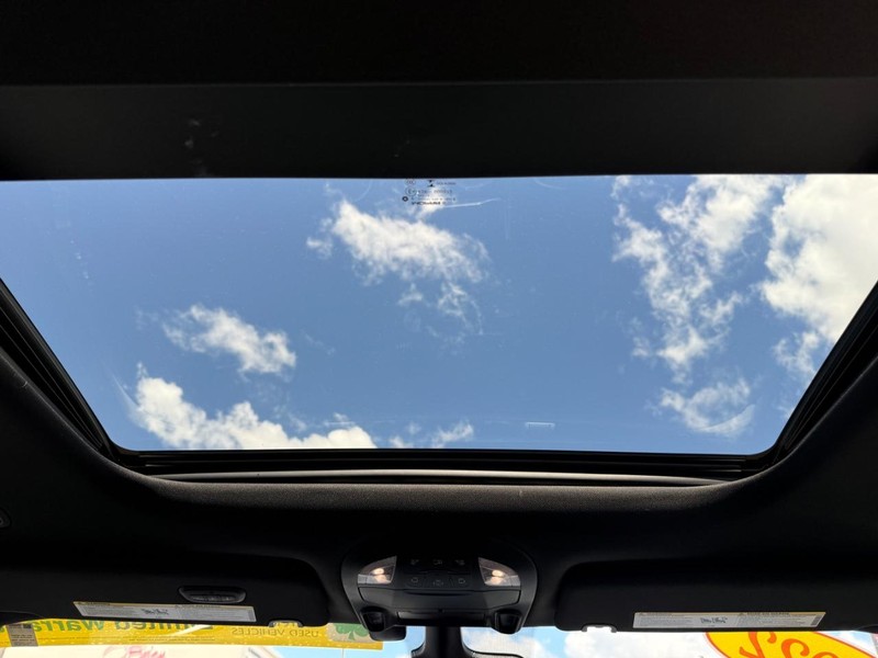 Chrysler Pacifica Vehicle Image 13