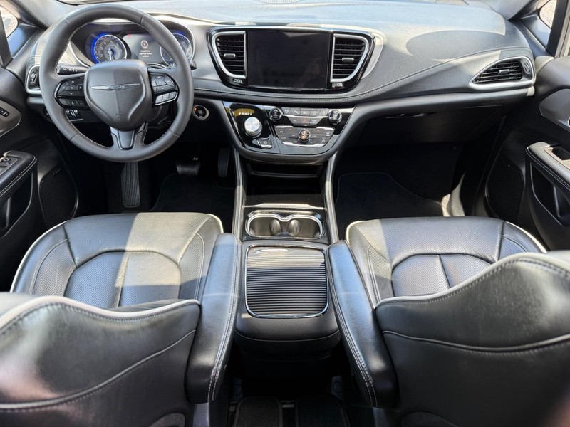 Chrysler Pacifica Vehicle Image 14