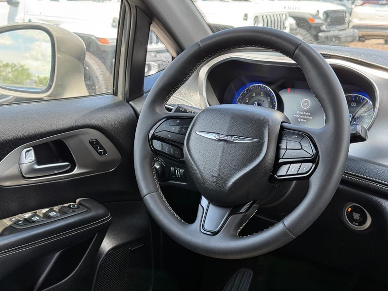 Chrysler Pacifica Vehicle Image 15