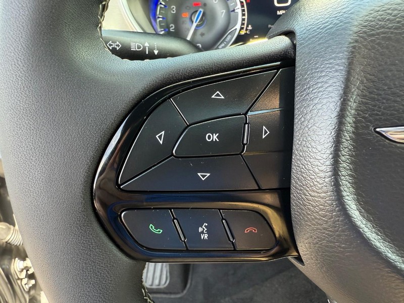 Chrysler Pacifica Vehicle Image 16