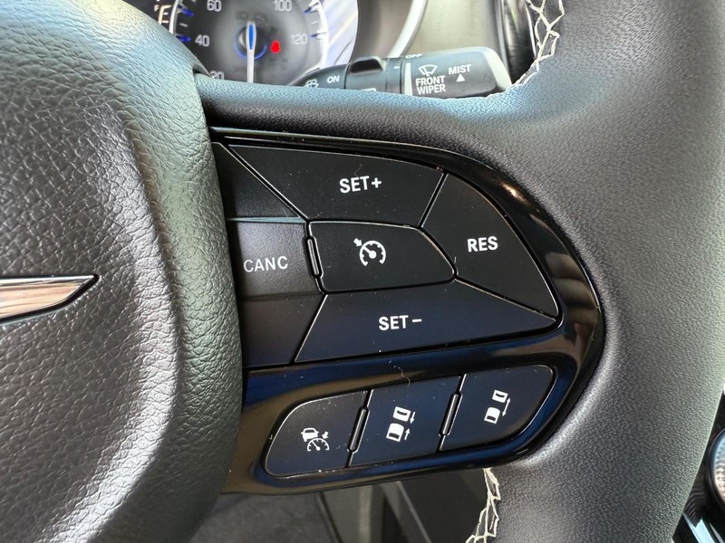 Chrysler Pacifica Vehicle Image 17