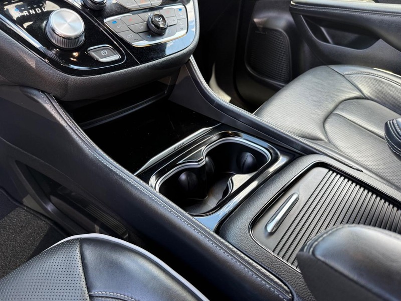 Chrysler Pacifica Vehicle Image 22