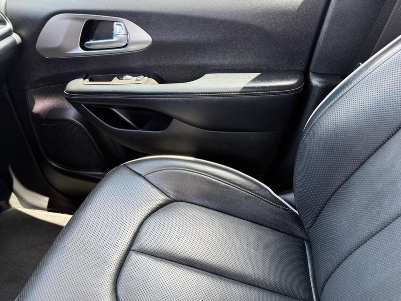 Chrysler Pacifica Vehicle Image 23