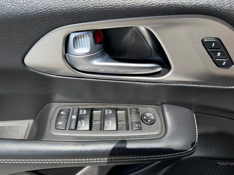 Chrysler Pacifica Vehicle Image 26