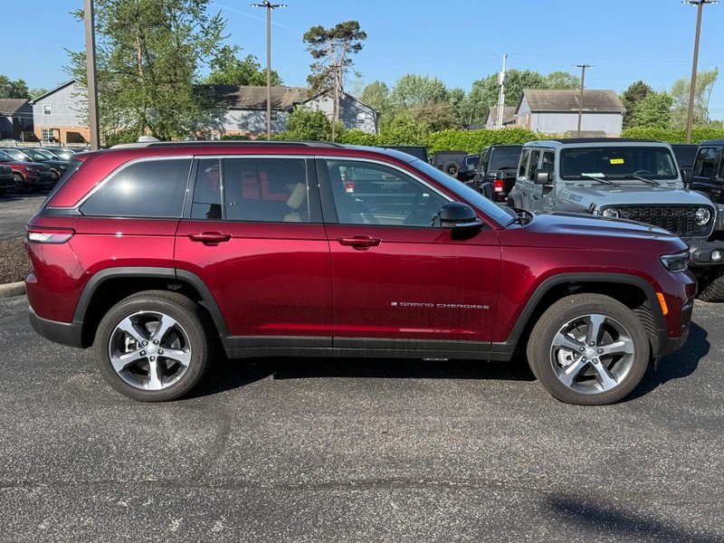 Jeep Grand Cherokee 4xe Vehicle Image 02