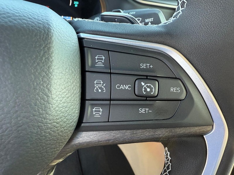Jeep Grand Cherokee 4xe Vehicle Image 09