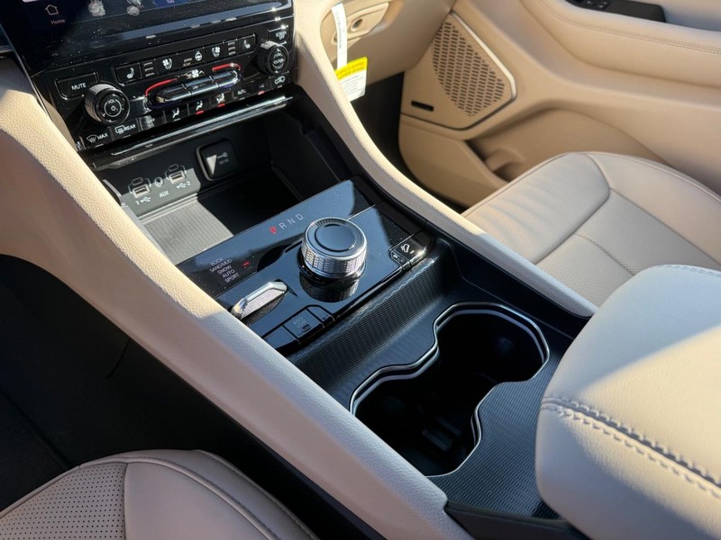 Jeep Grand Cherokee 4xe Vehicle Image 15