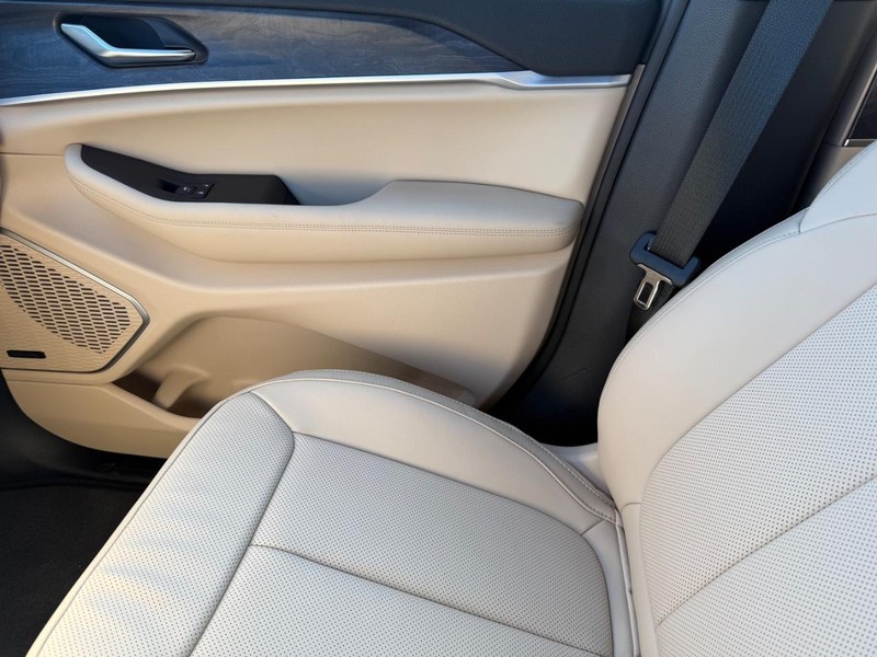 Jeep Grand Cherokee 4xe Vehicle Image 16