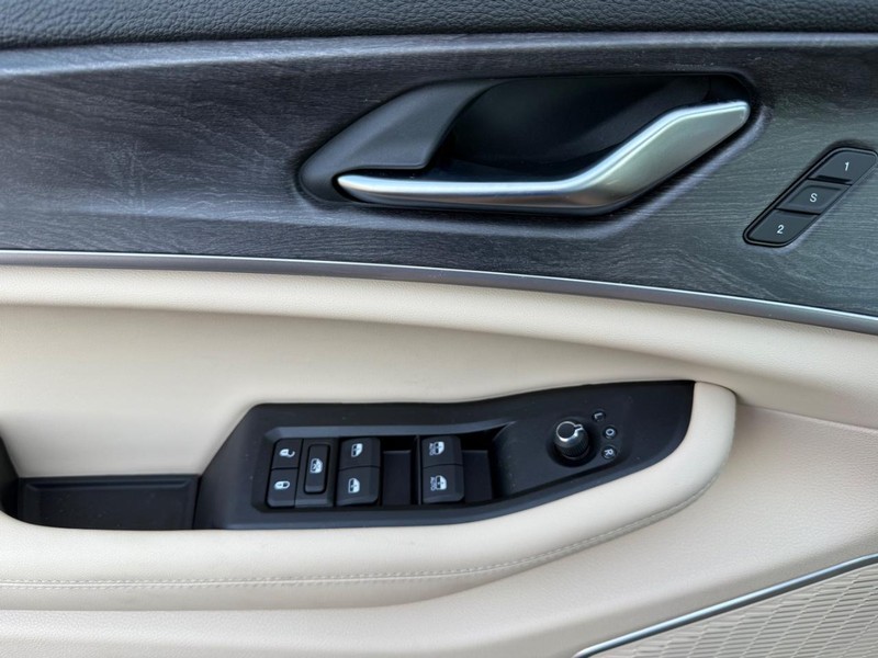 Jeep Grand Cherokee 4xe Vehicle Image 19