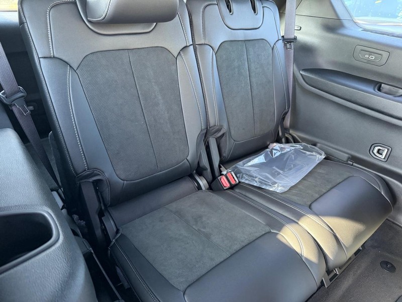Jeep Grand Cherokee L Vehicle Image 05