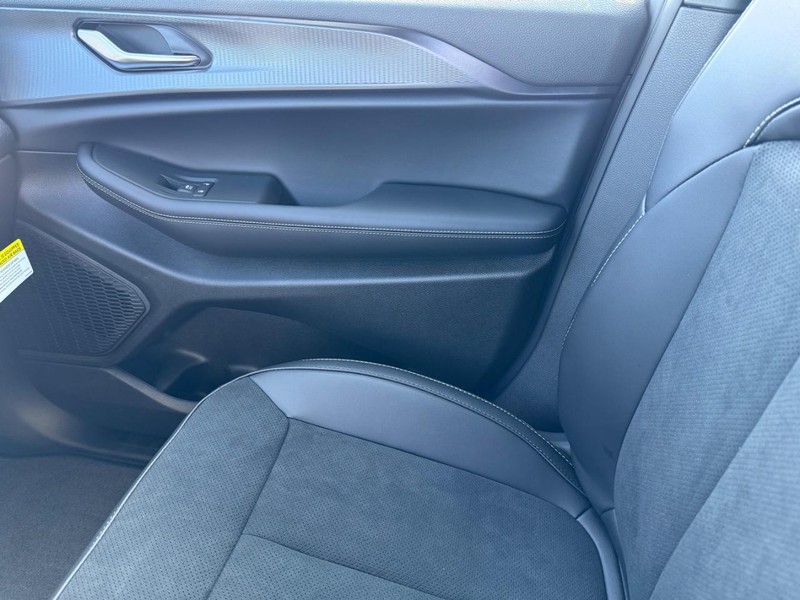 Jeep Grand Cherokee L Vehicle Image 17