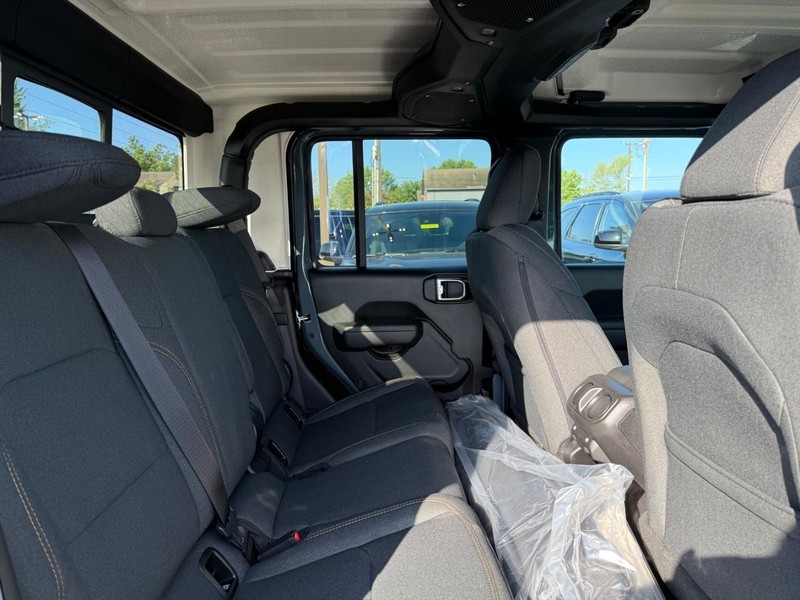Jeep Gladiator Vehicle Image 04