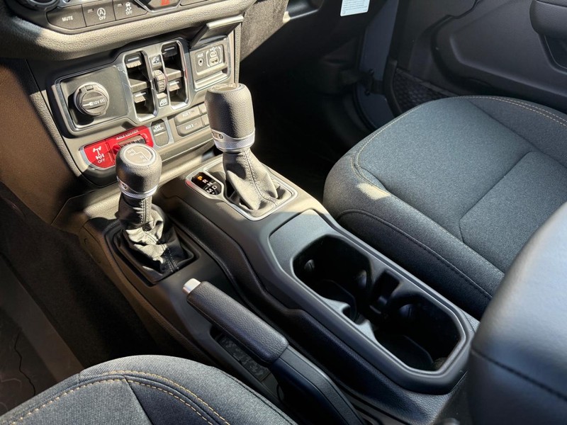 Jeep Gladiator Vehicle Image 14