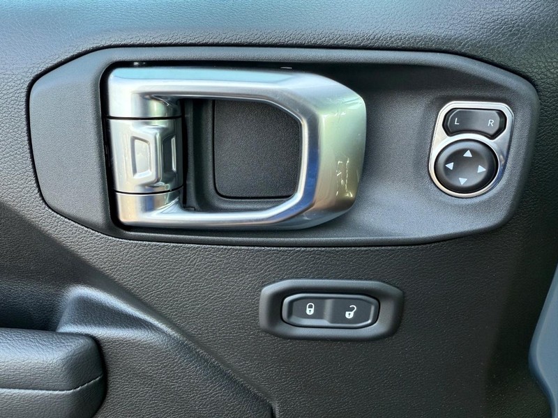 Jeep Gladiator Vehicle Image 18