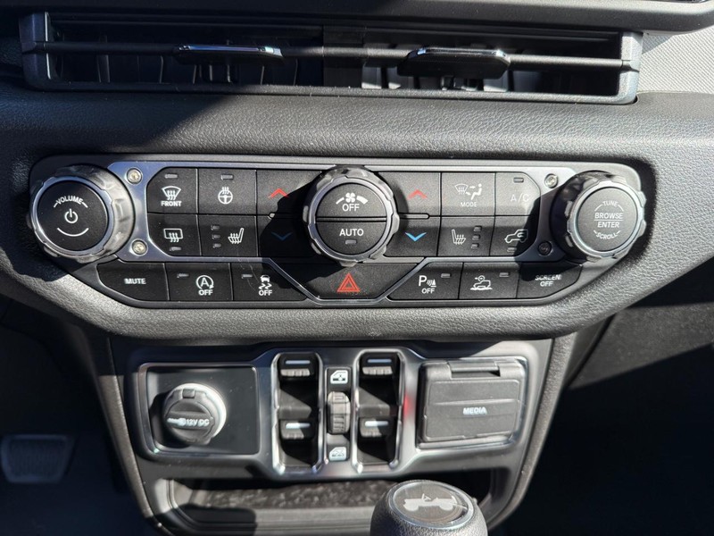 Jeep Wrangler Vehicle Image 13