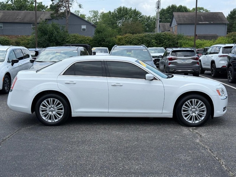 Chrysler 300 Vehicle Image 02