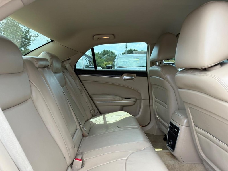 Chrysler 300 Vehicle Image 10