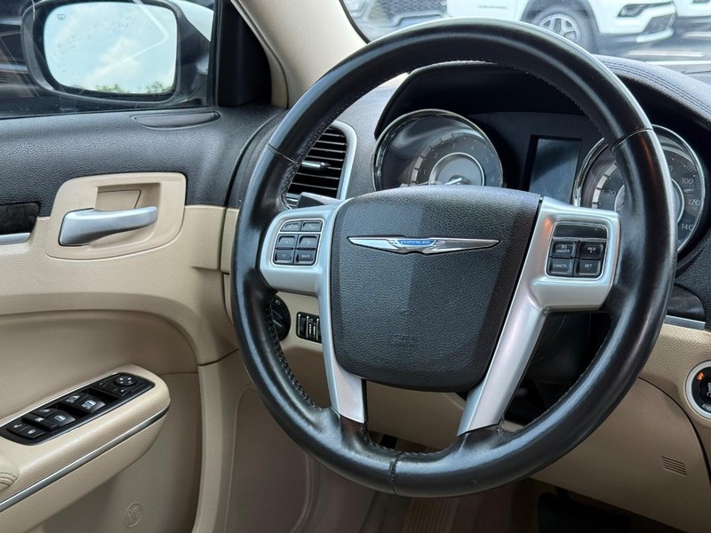 Chrysler 300 Vehicle Image 12