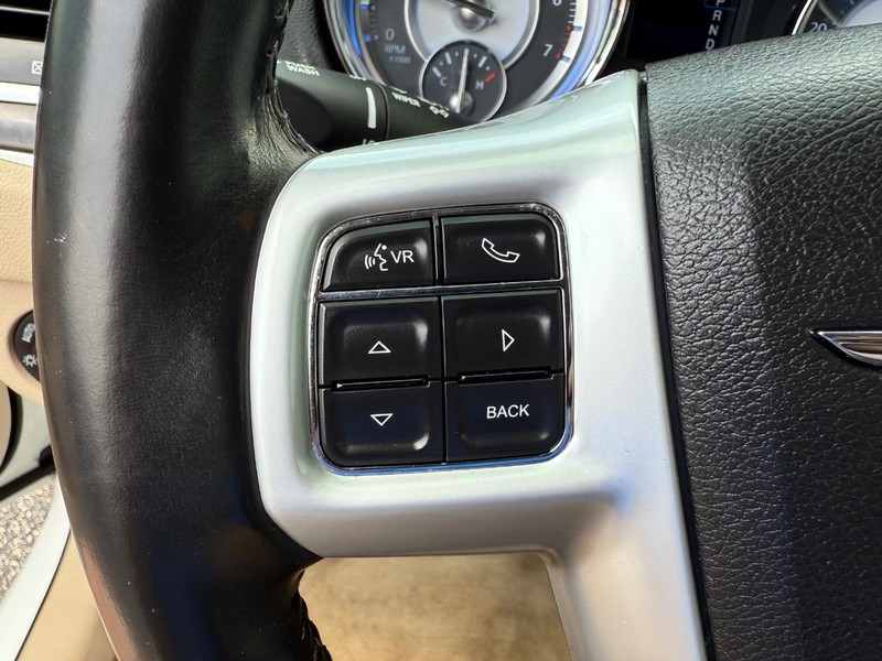 Chrysler 300 Vehicle Image 13
