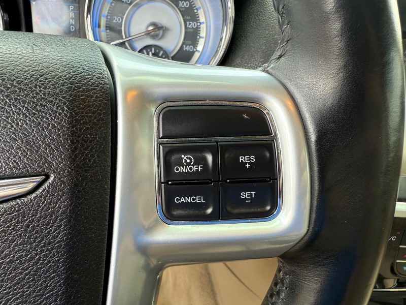 Chrysler 300 Vehicle Image 14