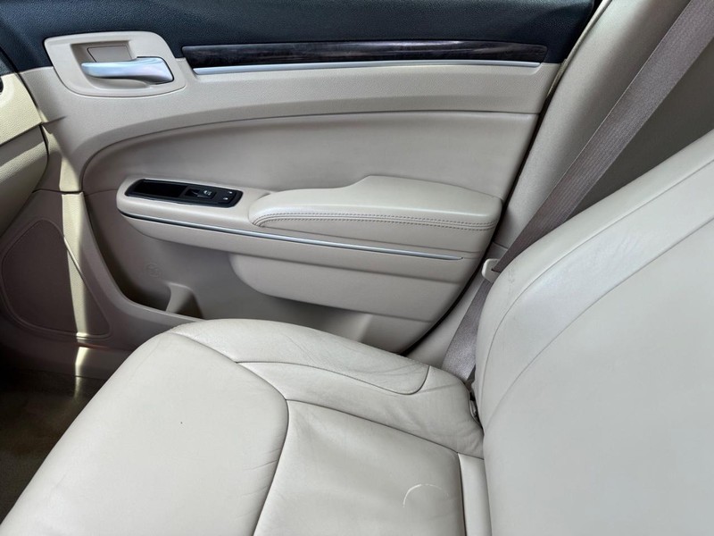 Chrysler 300 Vehicle Image 21