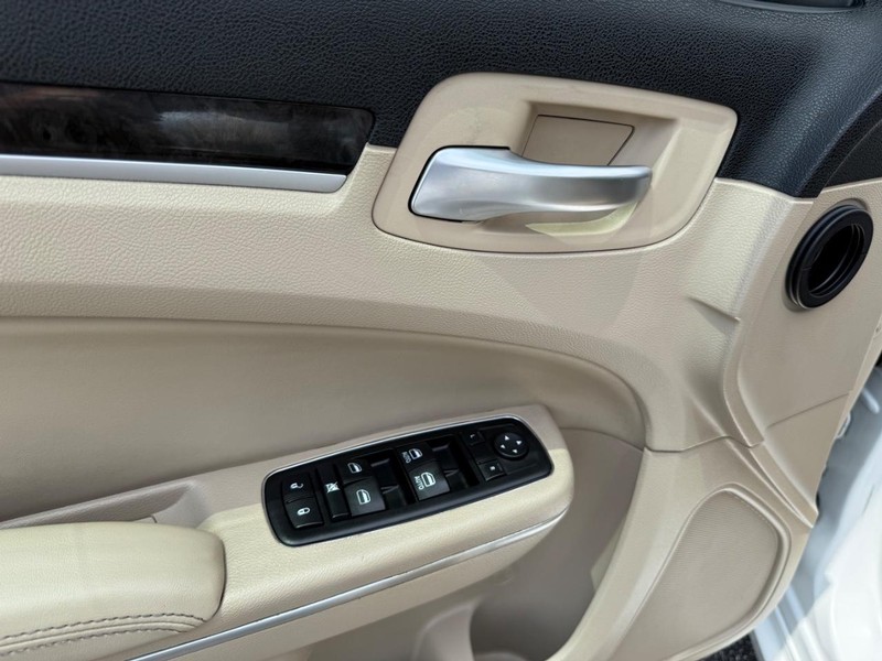 Chrysler 300 Vehicle Image 24