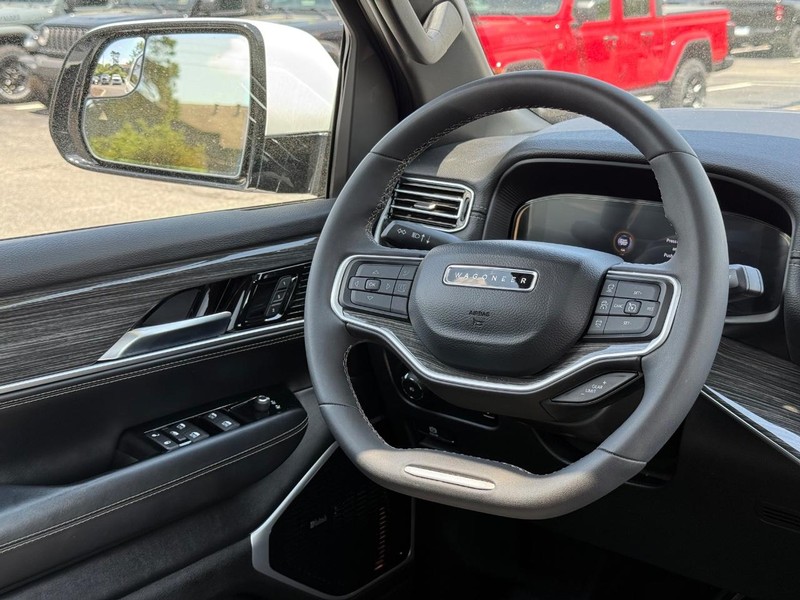 Jeep Wagoneer Vehicle Image 15