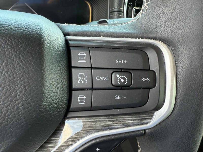 Jeep Wagoneer Vehicle Image 17