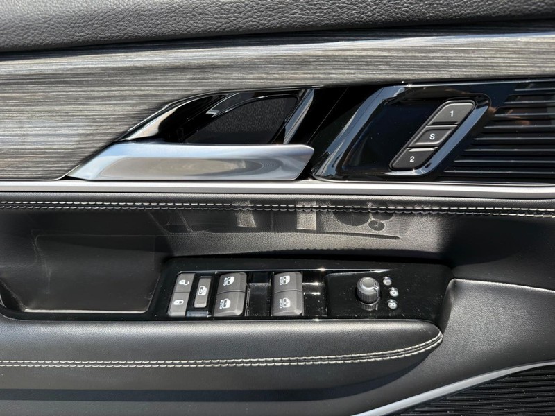 Jeep Wagoneer Vehicle Image 26