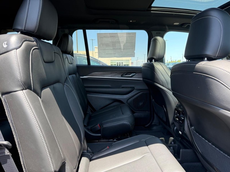 Jeep Grand Cherokee L Vehicle Image 04