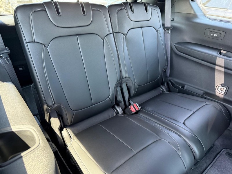 Jeep Grand Cherokee L Vehicle Image 05