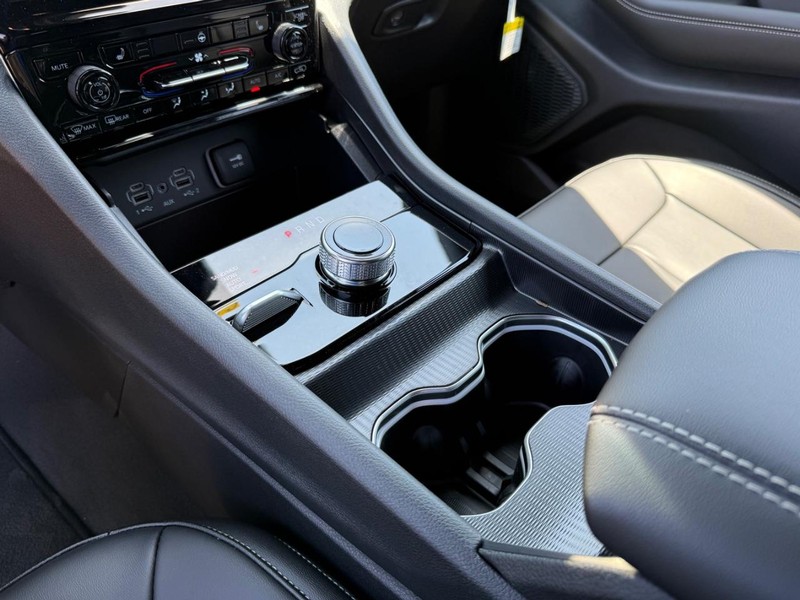 Jeep Grand Cherokee L Vehicle Image 16