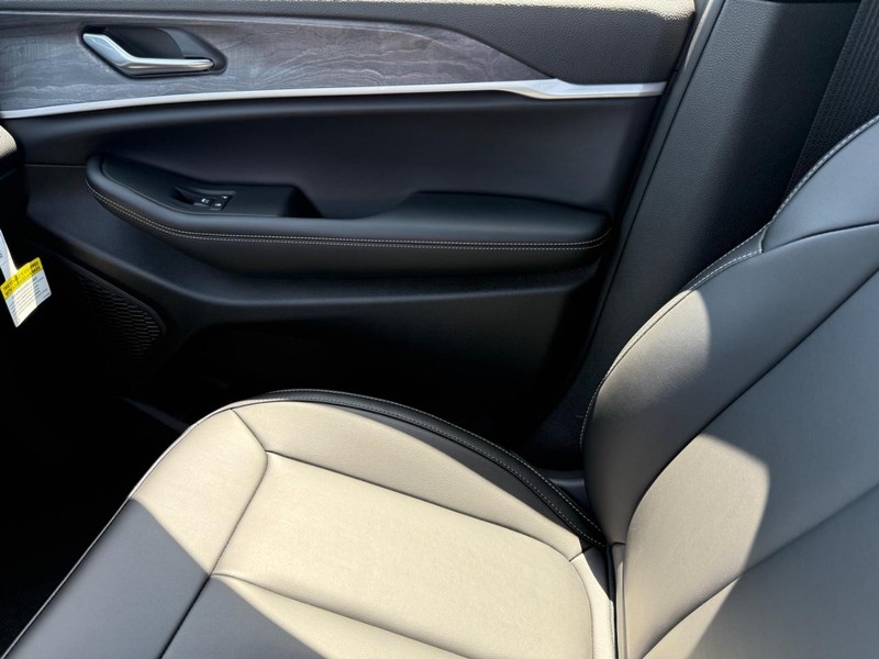 Jeep Grand Cherokee L Vehicle Image 17