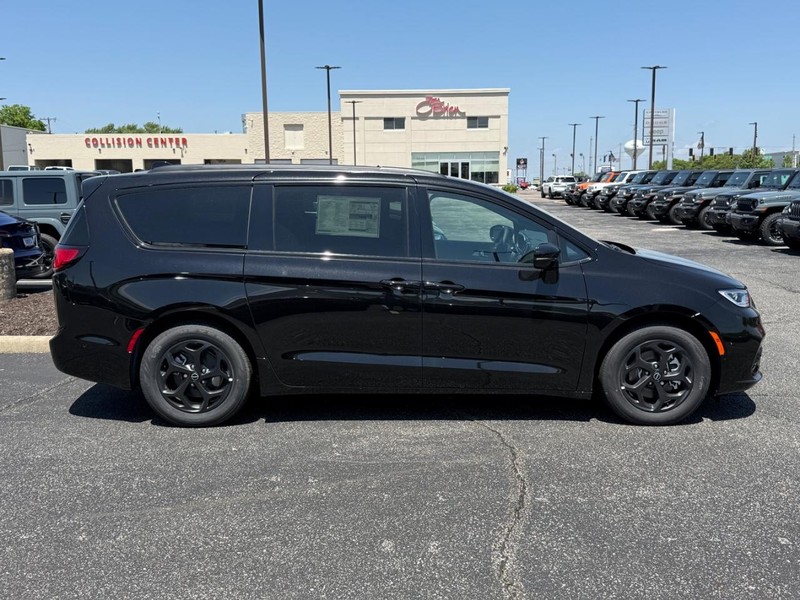 Chrysler Pacifica Vehicle Image 02
