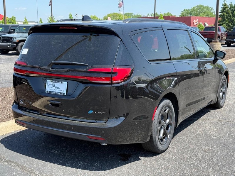 Chrysler Pacifica Vehicle Image 03