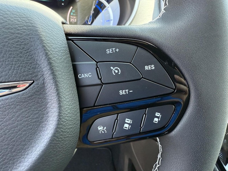 Chrysler Pacifica Vehicle Image 10