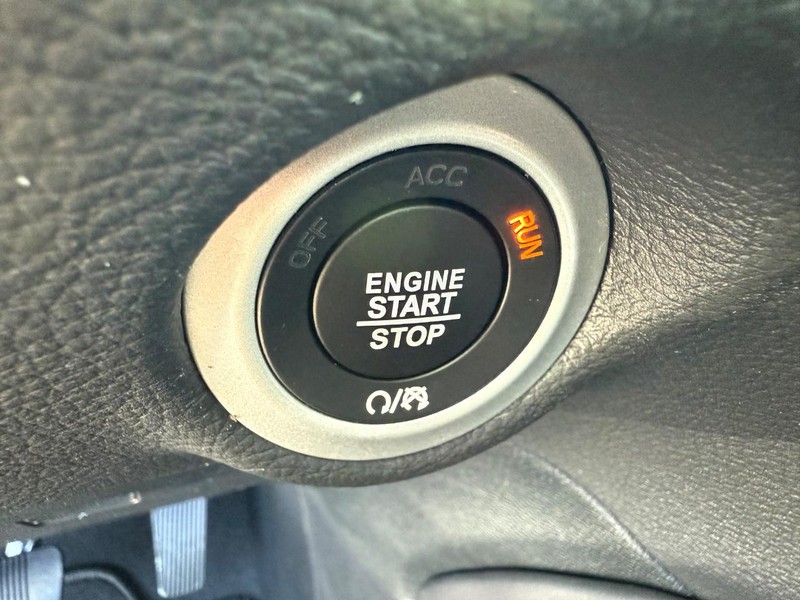 Chrysler Pacifica Vehicle Image 11