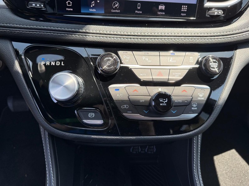 Chrysler Pacifica Vehicle Image 14