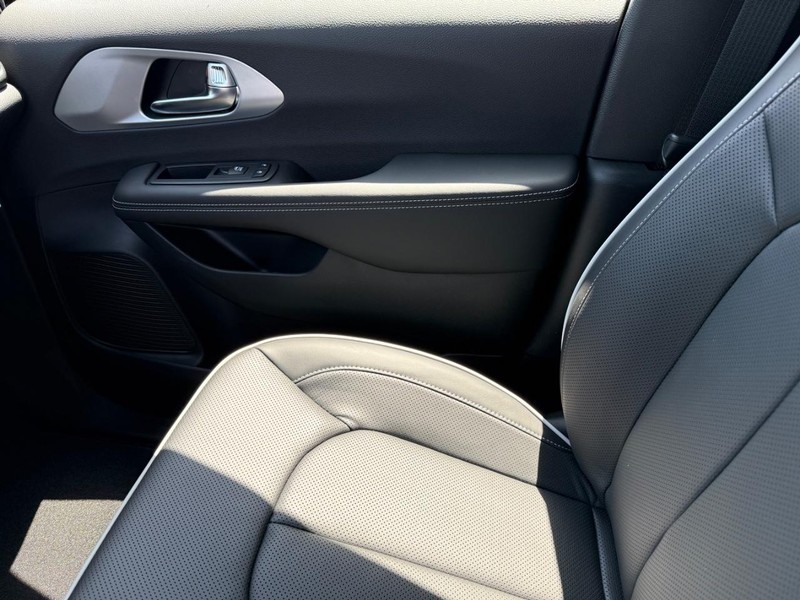 Chrysler Pacifica Vehicle Image 16